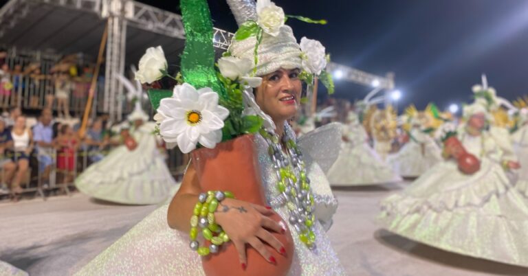 O Carnaval 2024 na capital sul-mato-grossense foi um verdadeiro sucesso, atraindo uma multidão de foliões. Tanto os blocos de rua quanto o desfile das escolas de samba reuniram mais de 80 mil pessoas na Esplanada Ferroviária e na Praça do Papa.