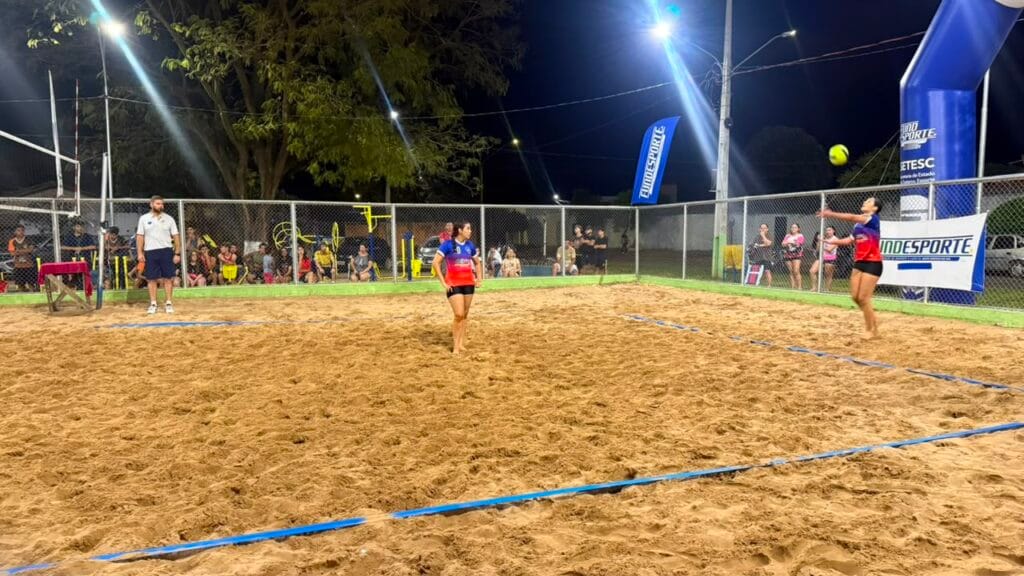 Torneio comunitário de vôlei ocupa praça e engaja jovens do Paulo Coelho Machado nas férias - Imagem do artigo