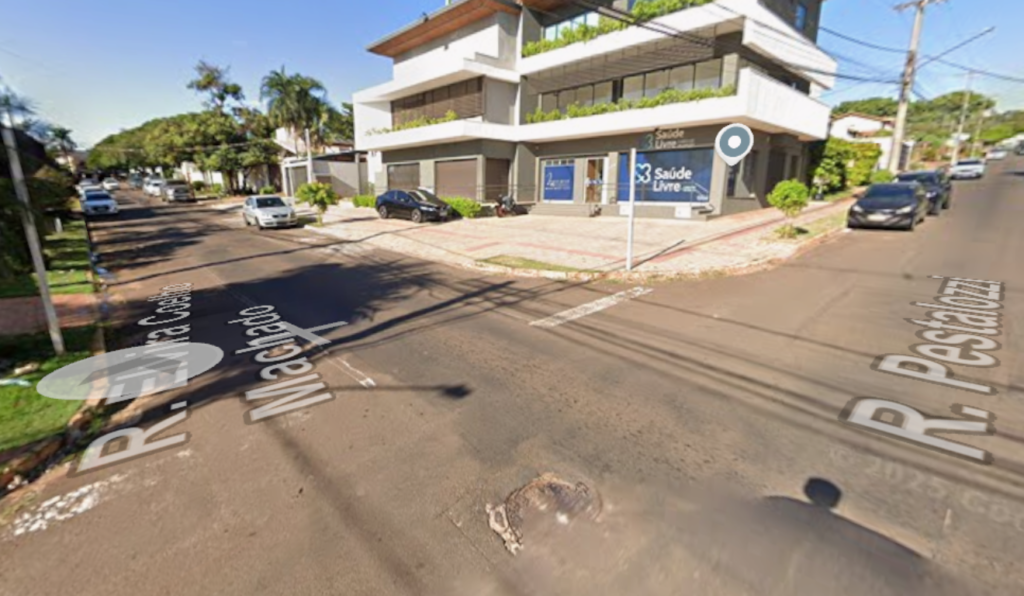 Motorista avança sinal de PARE e causa fratura em motociclista