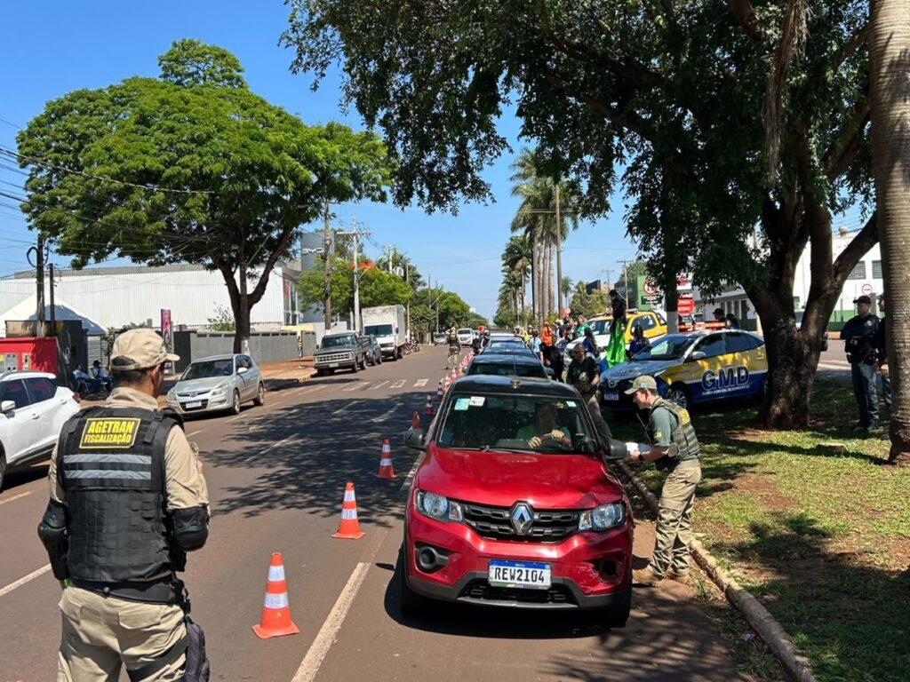 Semana Nacional do Trânsito encerra com blitz educativa em Dourados