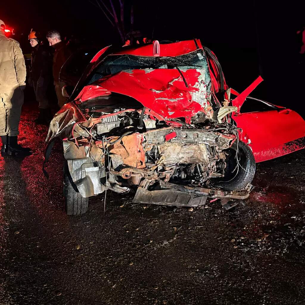 Três morrem em colisão frontal entre Palio e carreta na BR-158