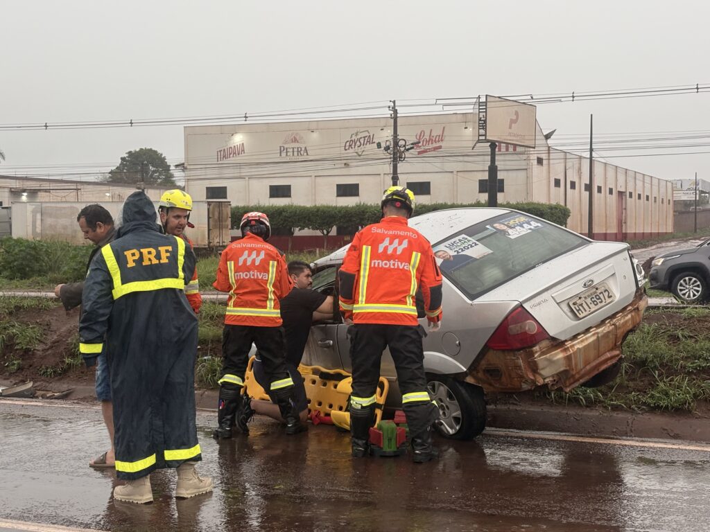Motorista fica presa às ferragens após perder controle na BR-163
