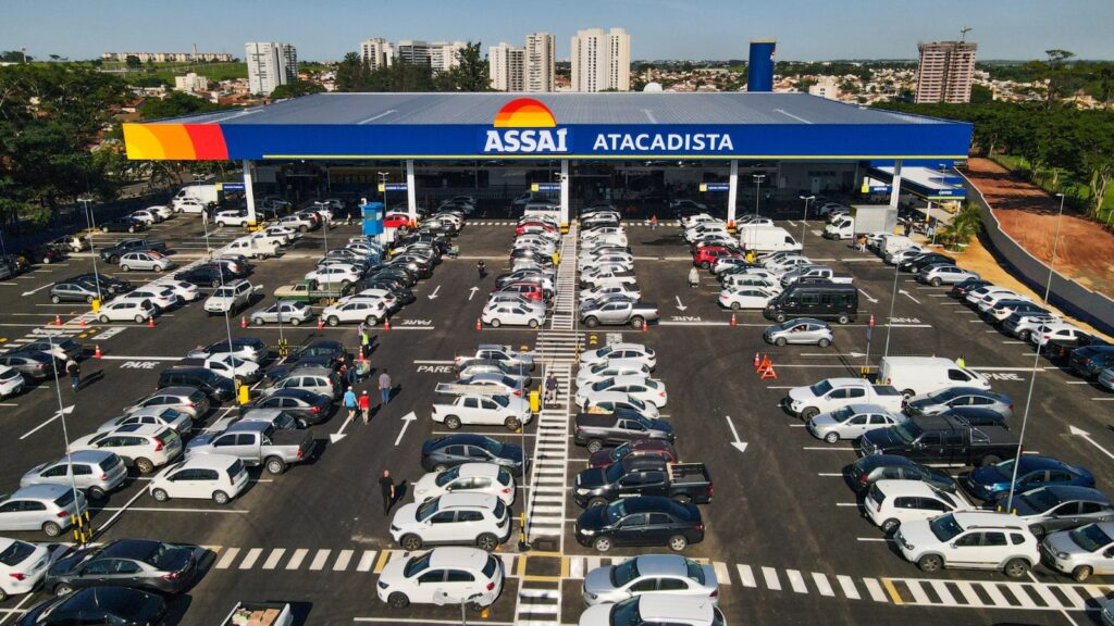 Assaí Atacadista lança campanha de R$15 milhões em prêmios para celebrar 52 anos