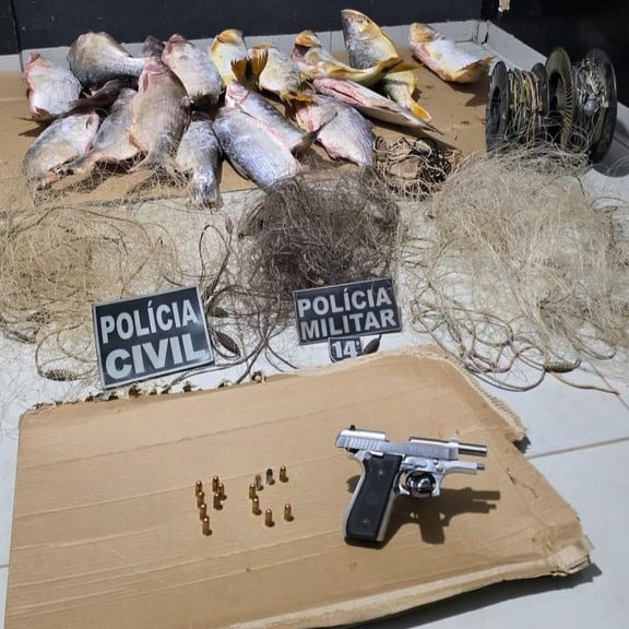Homem em liberdade condicional é preso com pistola e pescado em Deodápolis