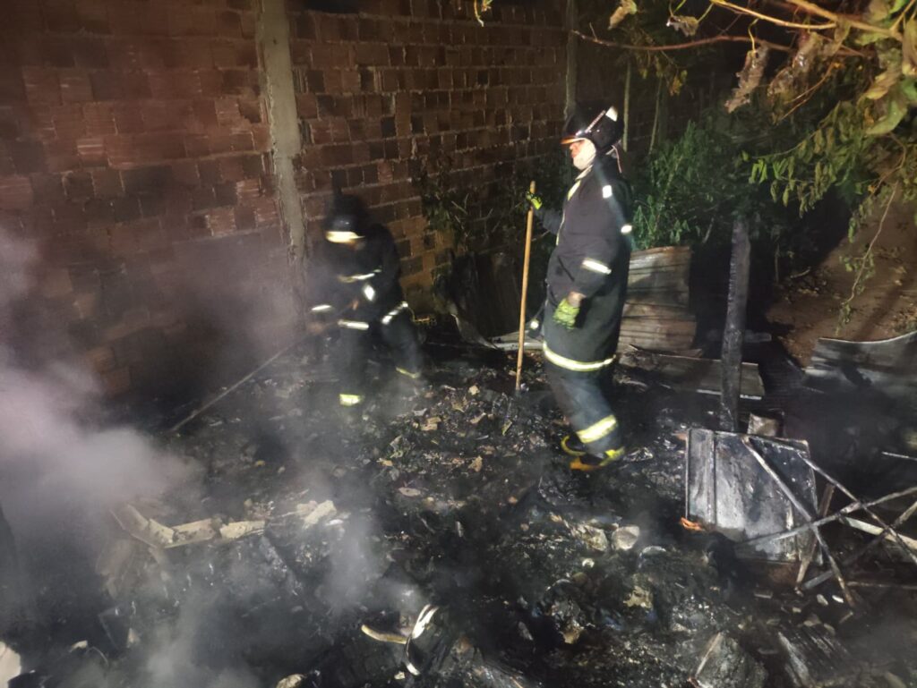 Incêndio destrói barraco em Três Lagoas e mobiliza Corpo de Bombeiros sem vítimas