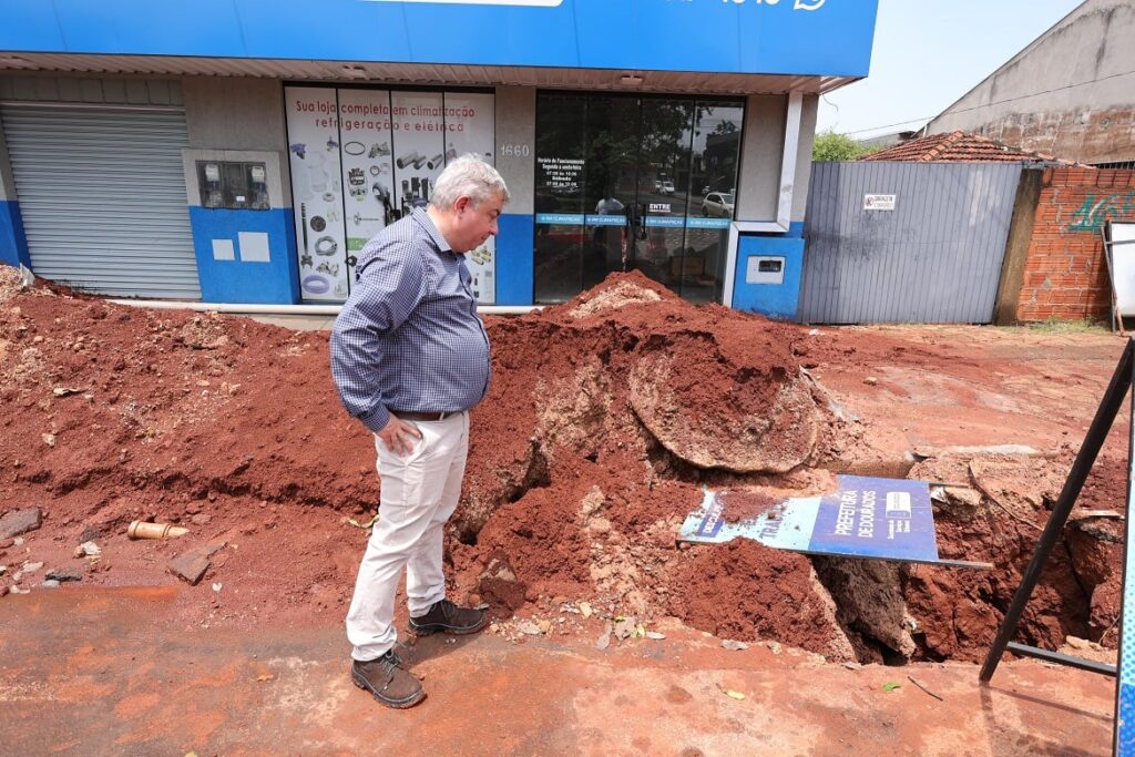 Cratera na Rua Cuiabá interdita dois comércios em Dourados